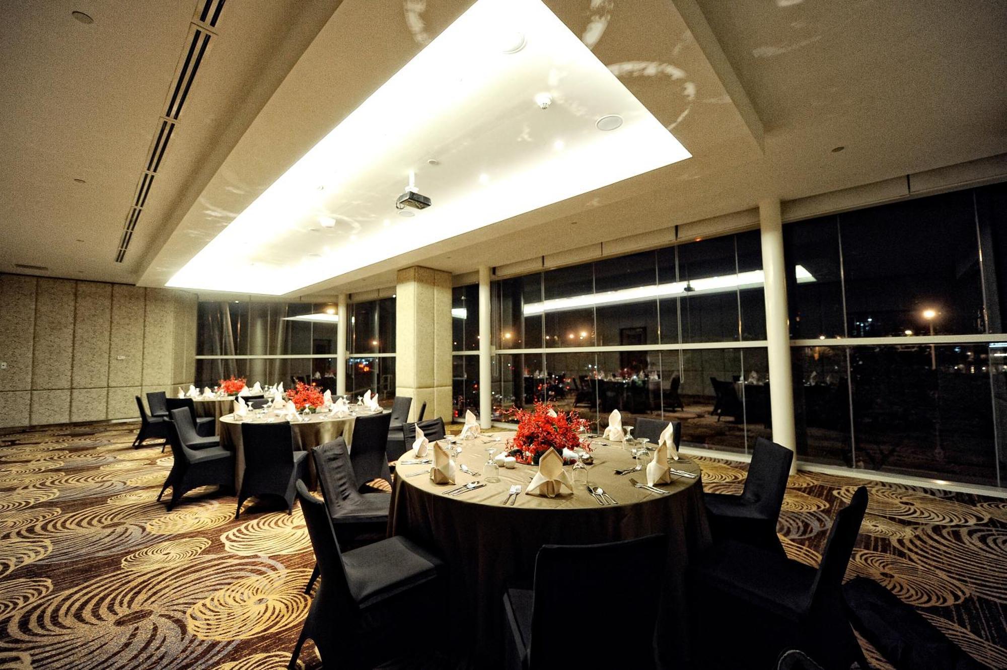 Acacia Hotel Manila Muntinlupa City Экстерьер фото